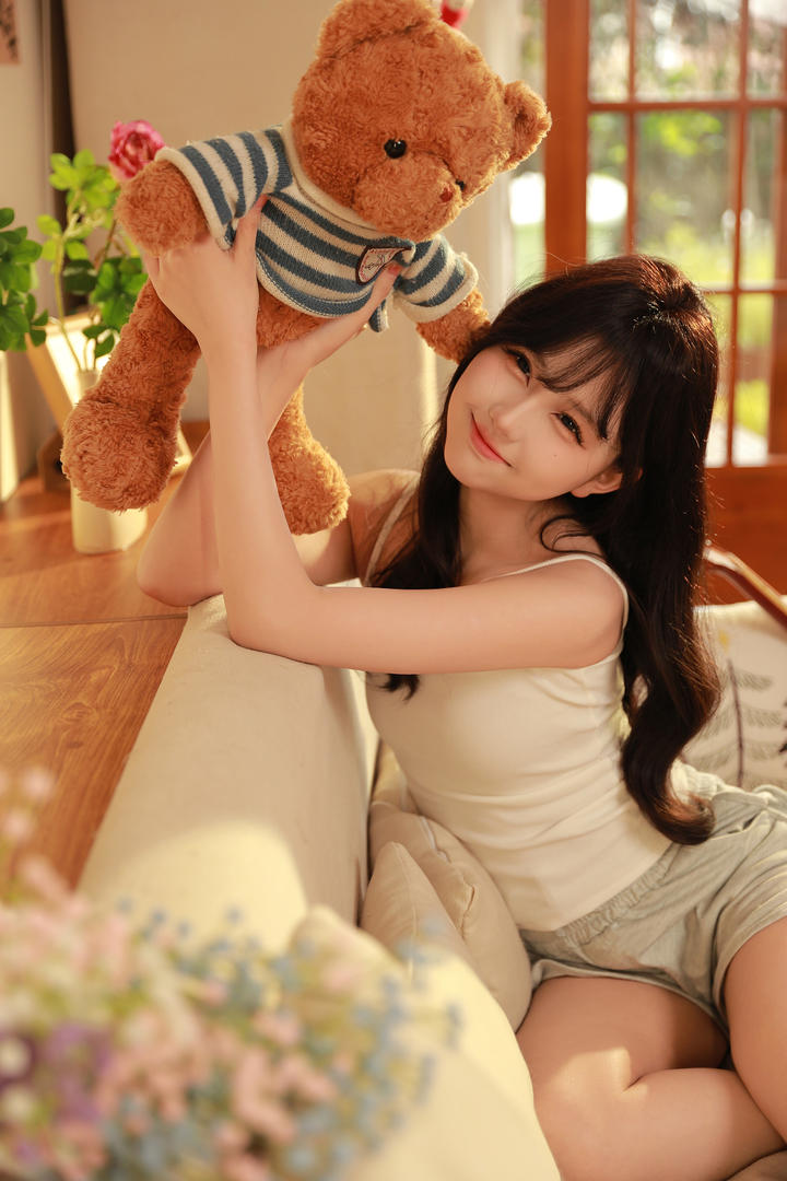 穿短裤的可爱女生头像