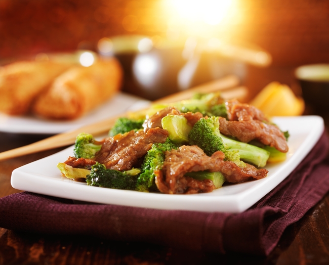 西兰花炒肉家常菜摄影图片
