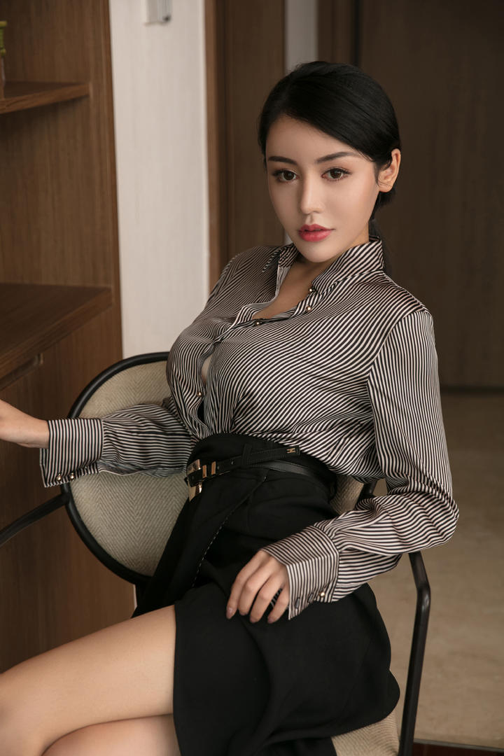 坐在椅子上的极品气质女神图片