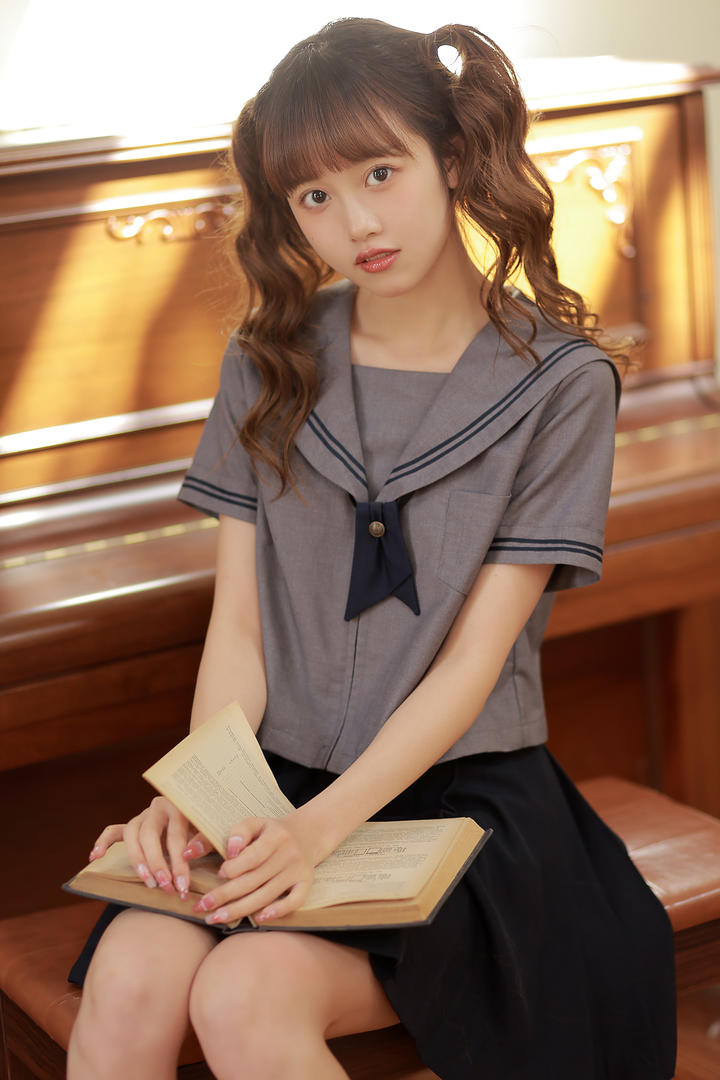 娇小可爱的软萌清纯美女学生图片