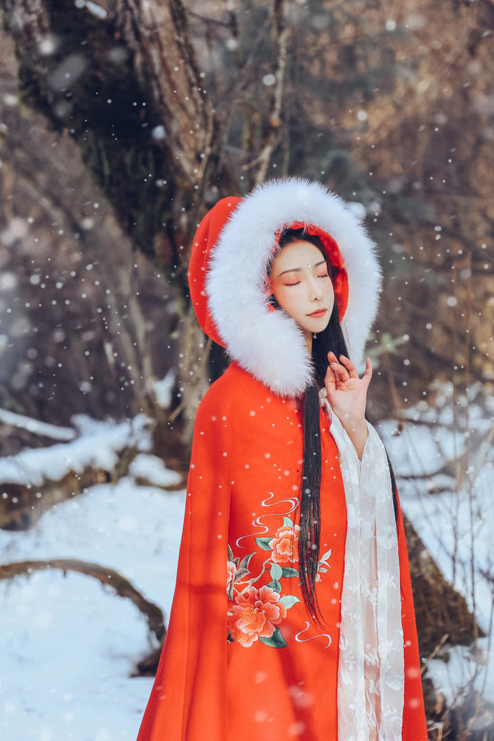 穿着红色斗篷的高清古装美女高清写真
