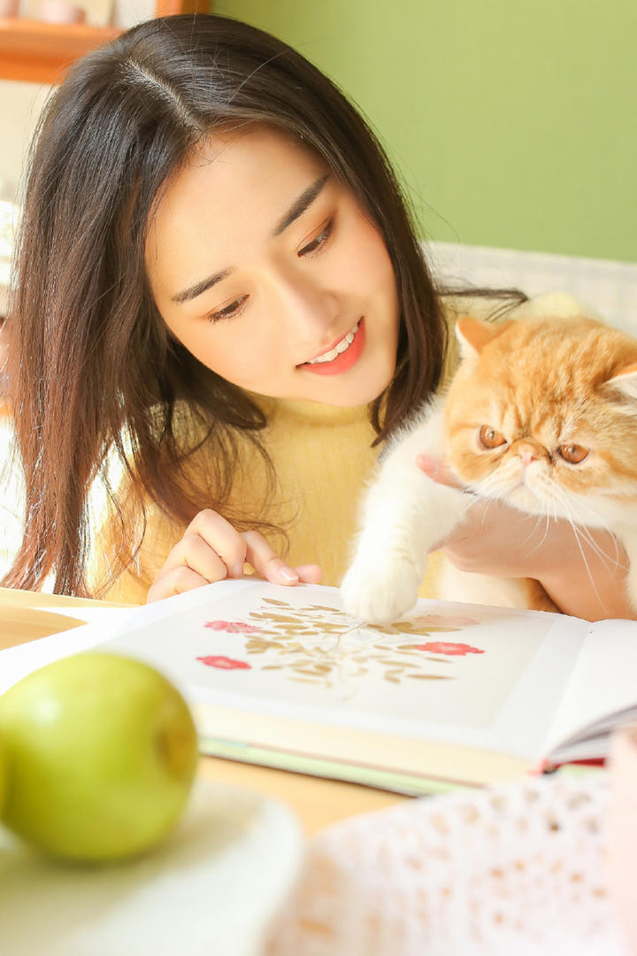 抱着小橘猫的清纯女生头像图片大全