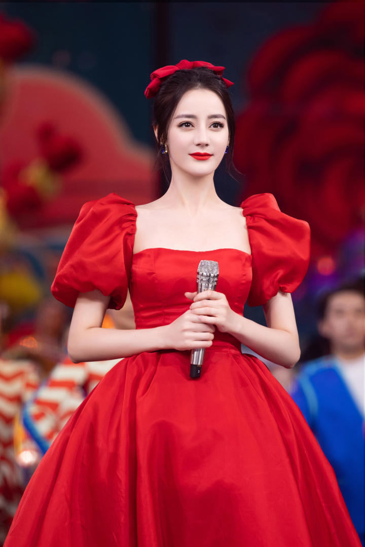 中国漂亮美女明星迪丽热巴舞台照壁纸图片大全