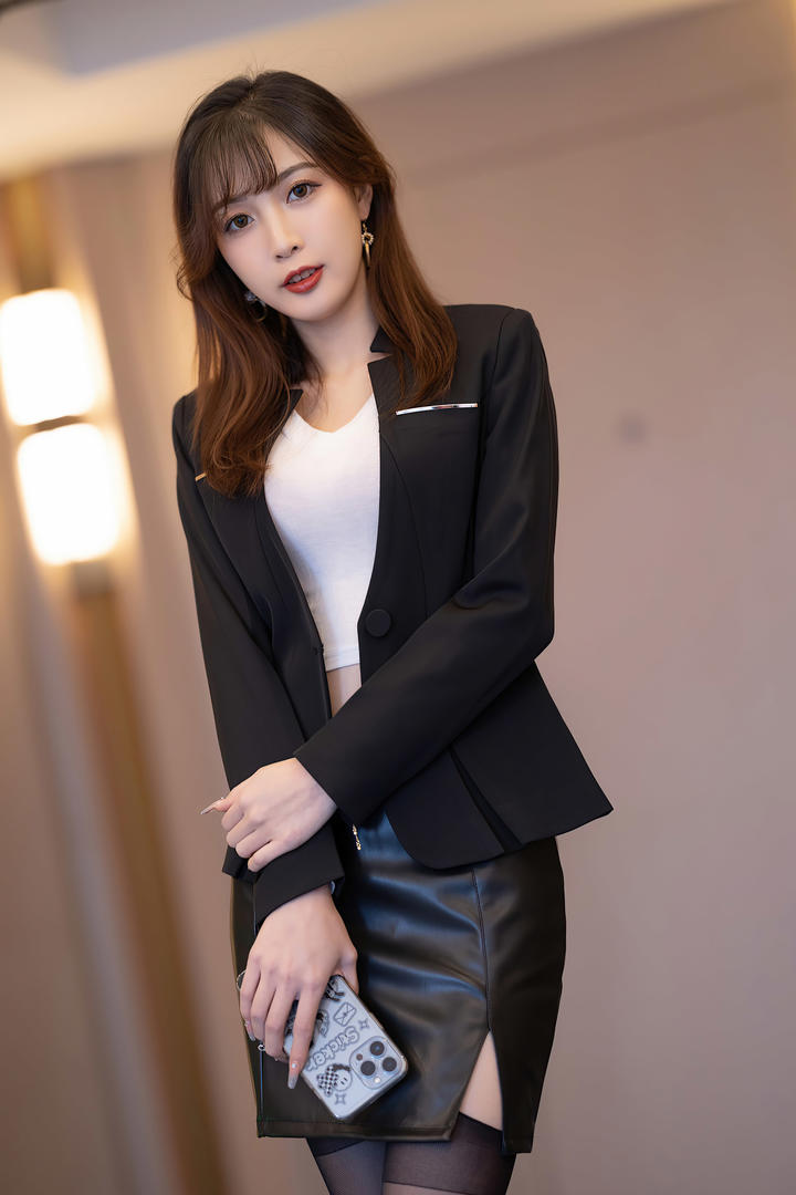 气质女神林星阑黑色职业装高清写真图片