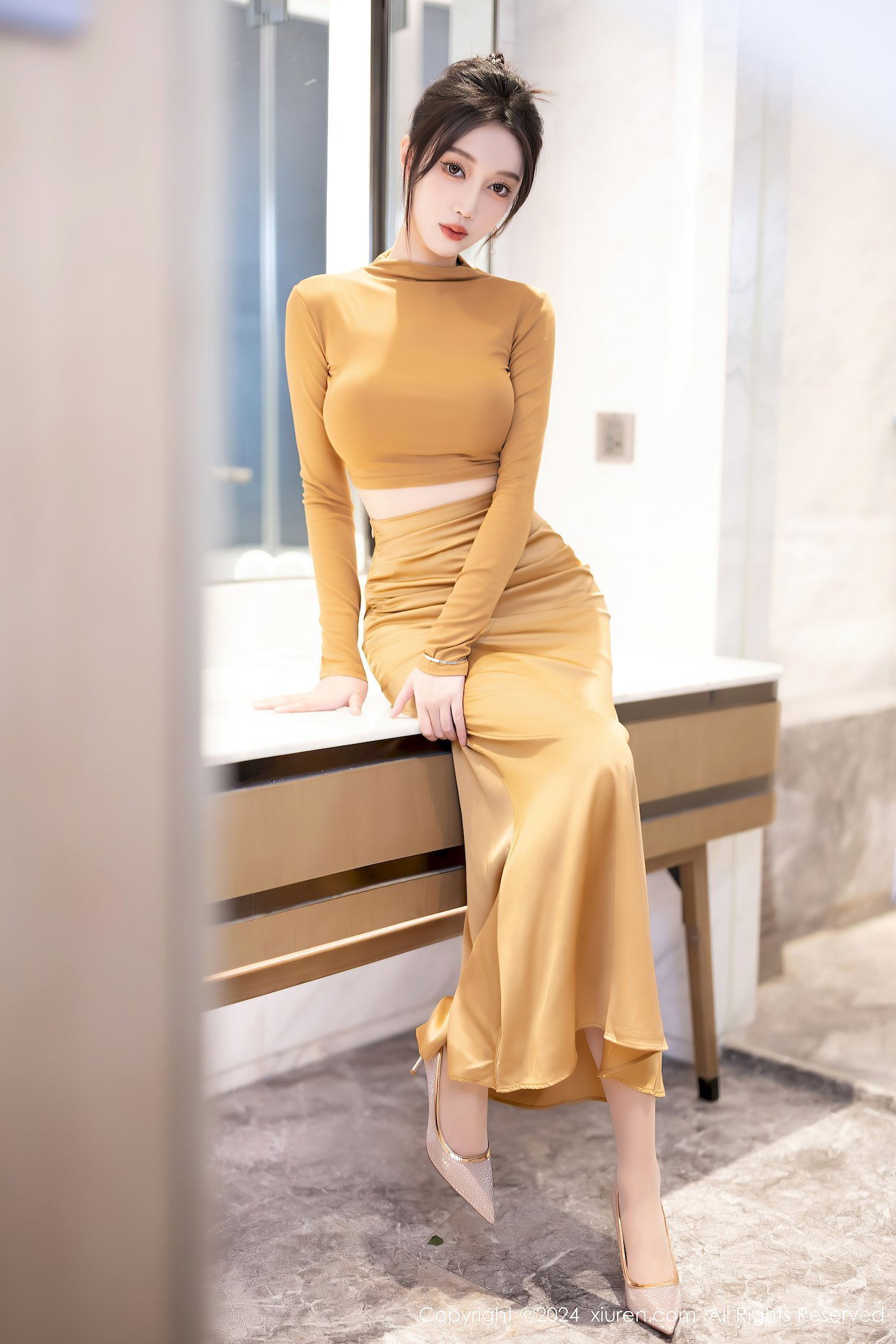 秀人网美女模特玥儿玥er黄色长裙搭配原色丝袜哈尔滨旅拍