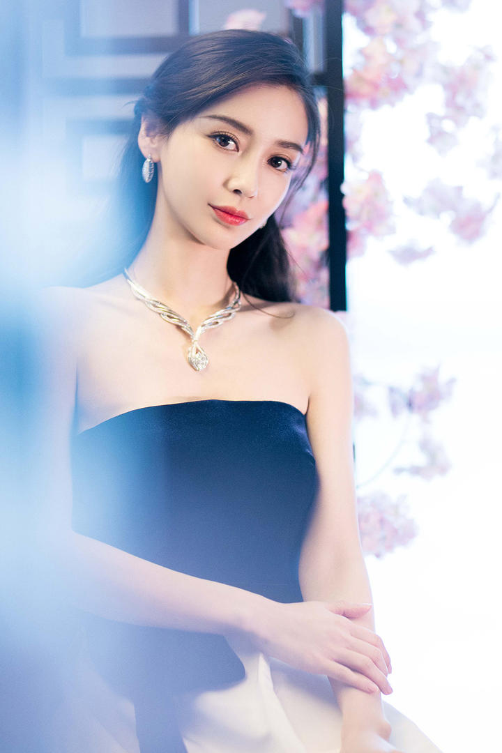 戴着项链的极品气质女星杨颖图片
