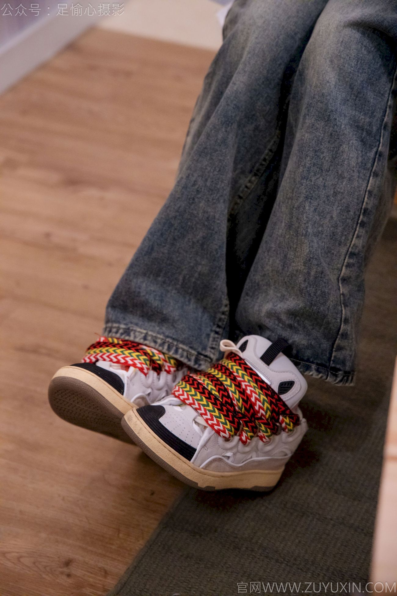 足愉心模特心凌红色上衣牛仔长裤裸足福利写真