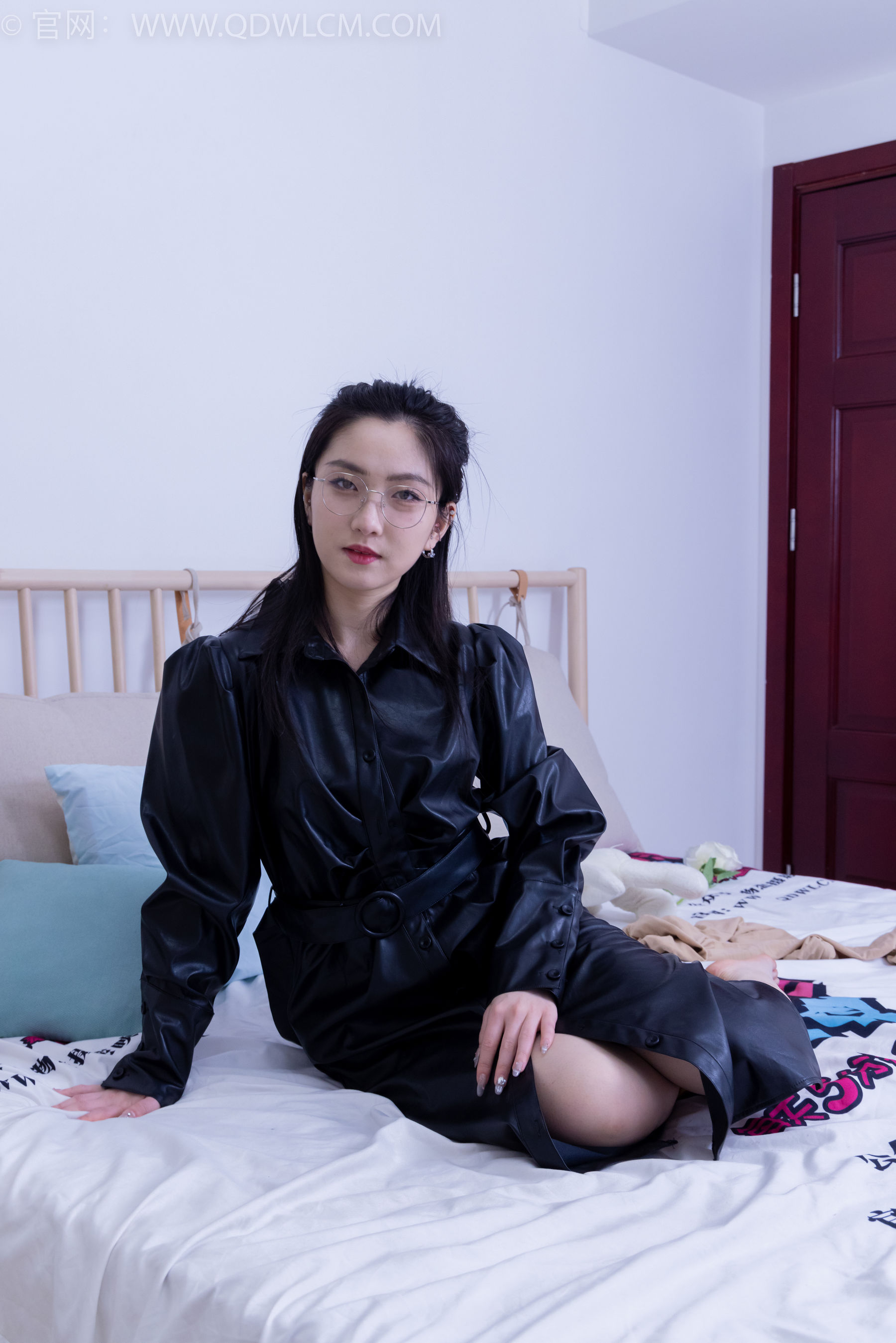 物恋传媒冰山美人川川黑丝美腿黑色皮衣冷艳写真