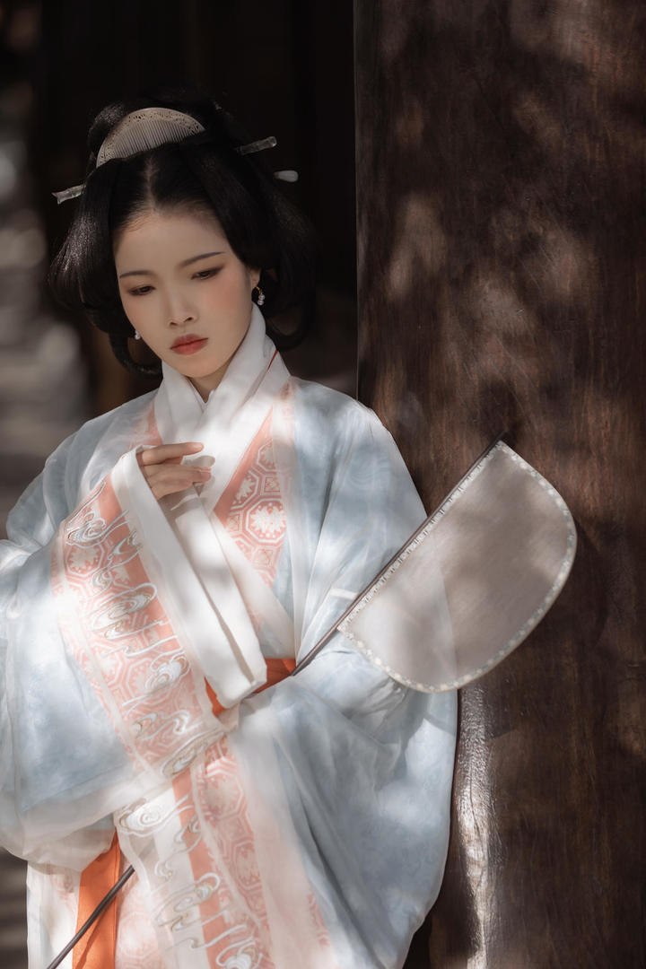 靠在树上的唯美古装汉服美女艺术写真图片