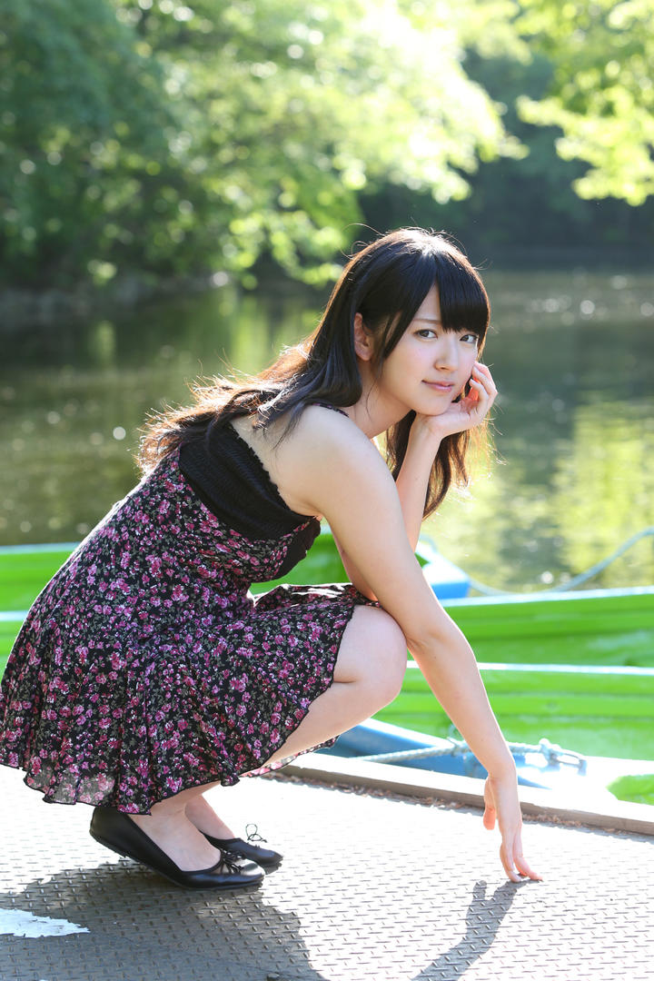 蹲在地上的日本清纯美女户外写真图片