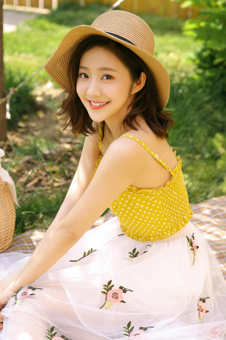 户外野餐的甜美清纯美女写真图片