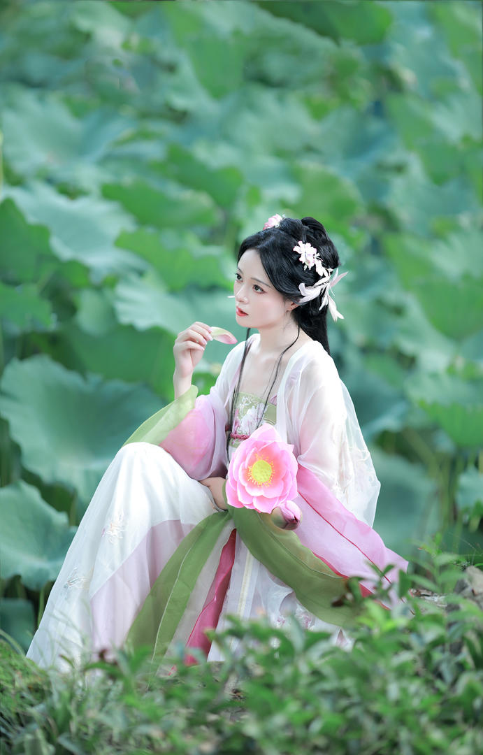 4K养眼古典美人荷花池边艺术摄影写真图片