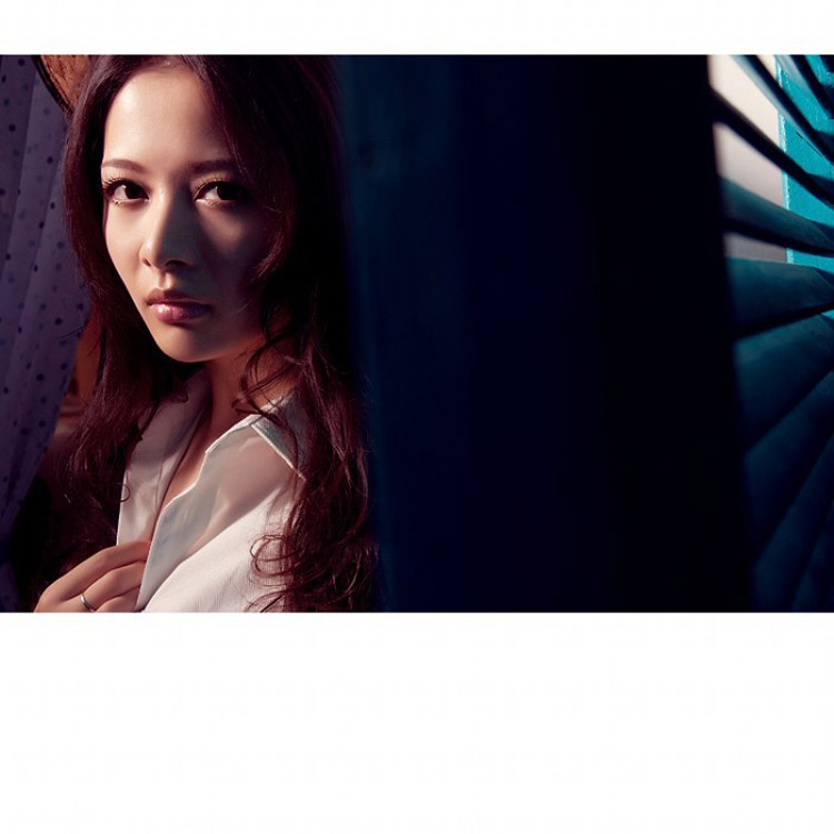 窗户旁影醉情迷的妖娆