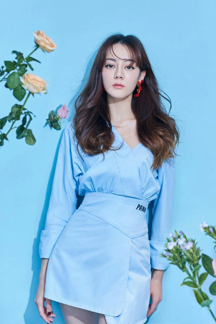 新疆美女迪丽热巴性感蓝色仙气写真
