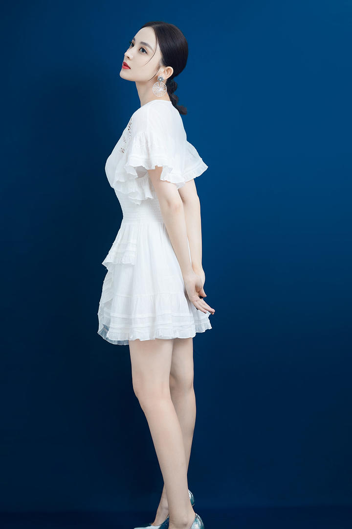 背后手的气质美女明星古力娜扎写真