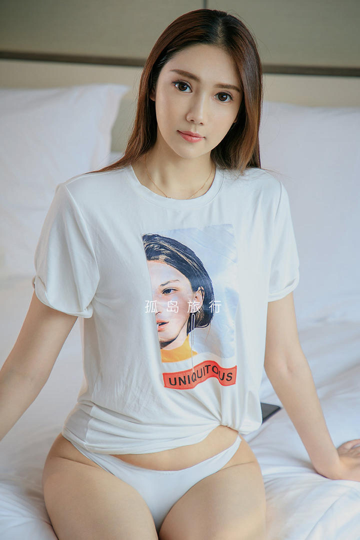 坐在床上的漂亮性感美女高清图片