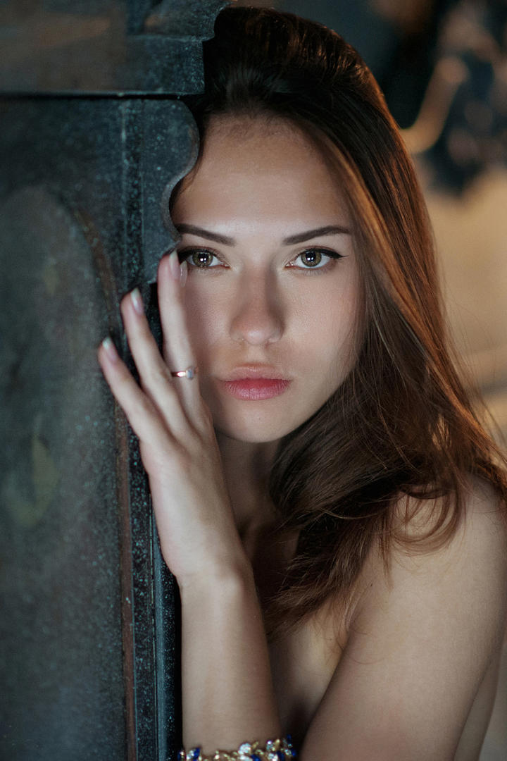 躲在柜子后的高清欧美美女图片