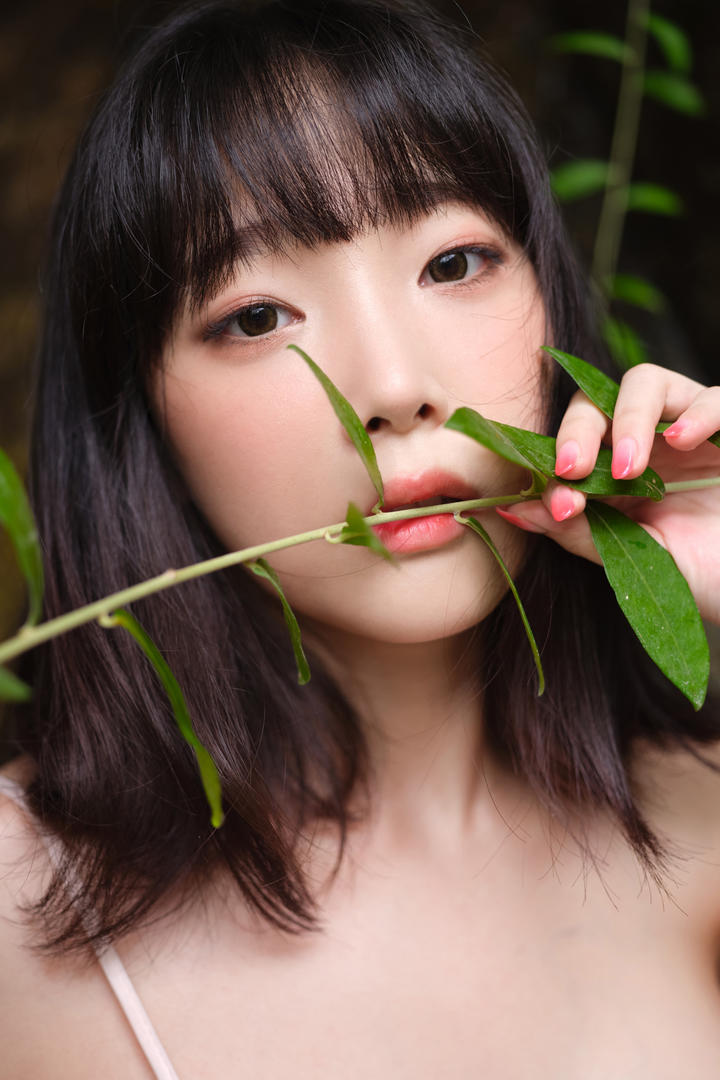 啃树叶的韩国美女高清脸部特写图片