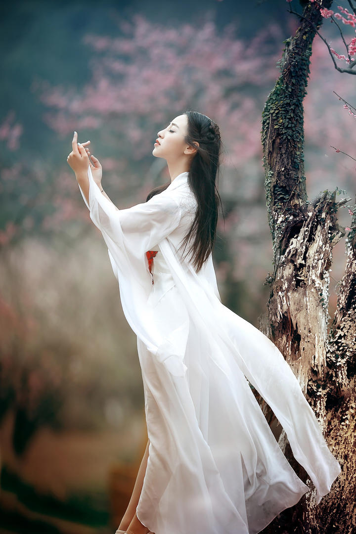 白衣飘飘的唯美古装美女艺术摄影图片
