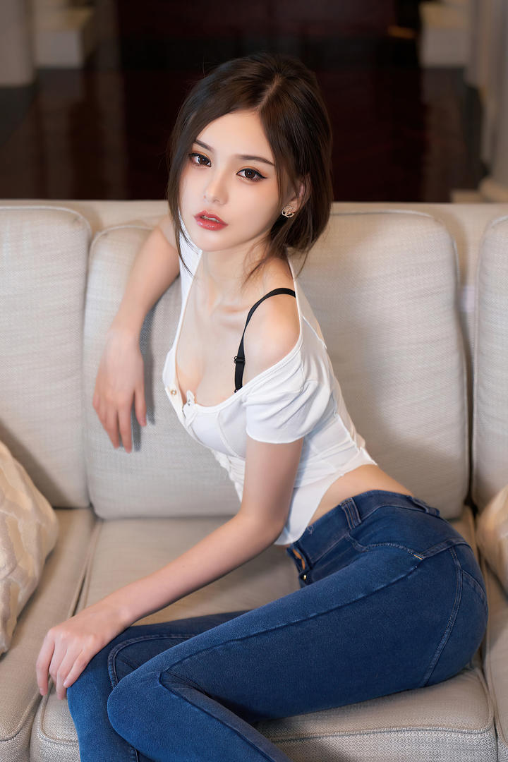 紧身牛仔裤美女王心怡性感美女诱惑写真图片