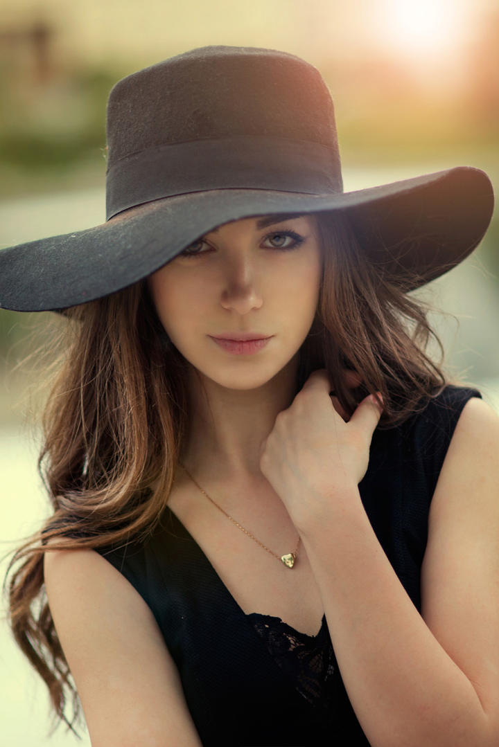 戴着帽子的国外高清美女人像图片