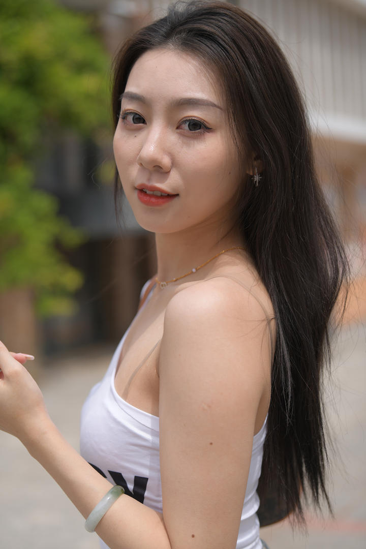 长发及腰的漂亮美女模特高清街拍图片大全