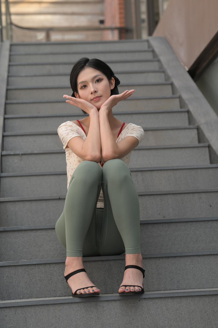 女生瑜伽裤街拍图片