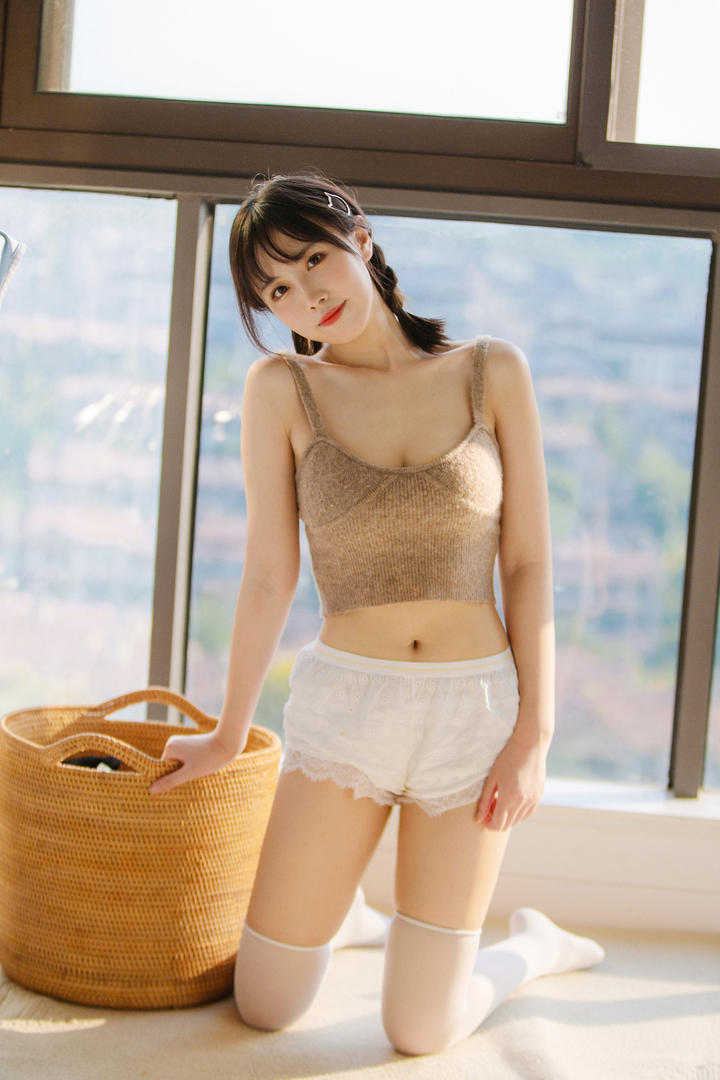 穿着小背心的清纯甜美女生写真图片