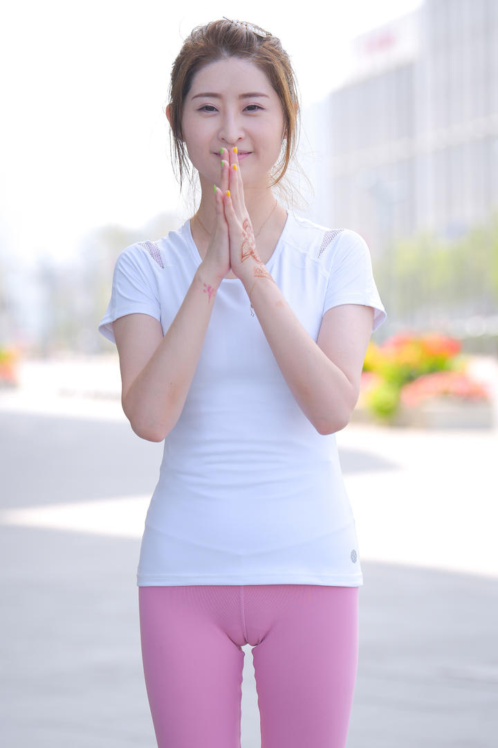 双手合十的紧身瑜伽美女高清街拍图片