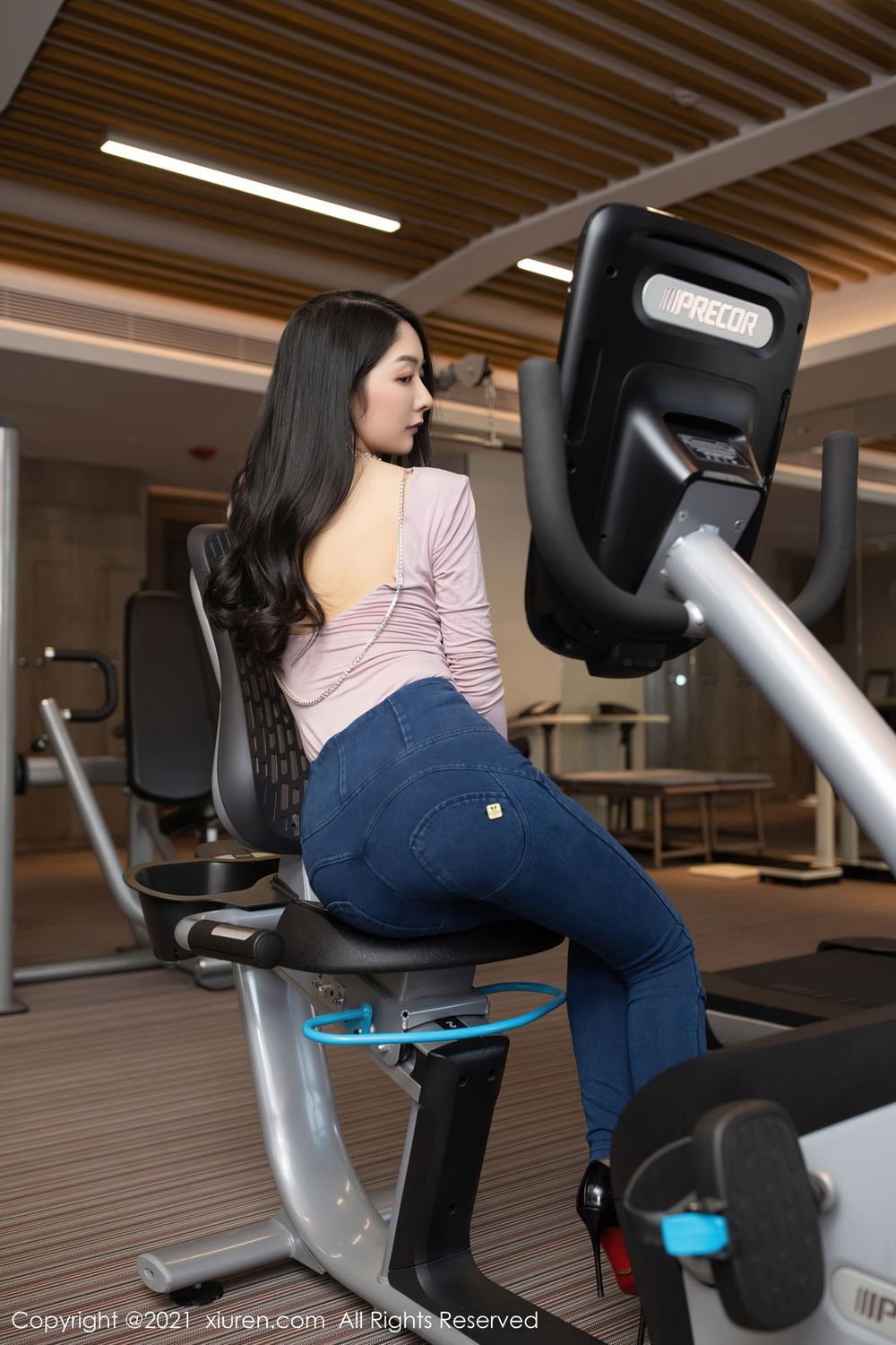 秀人网性感女神Angela小热巴牛仔裤黑丝美腿尾随视觉写真