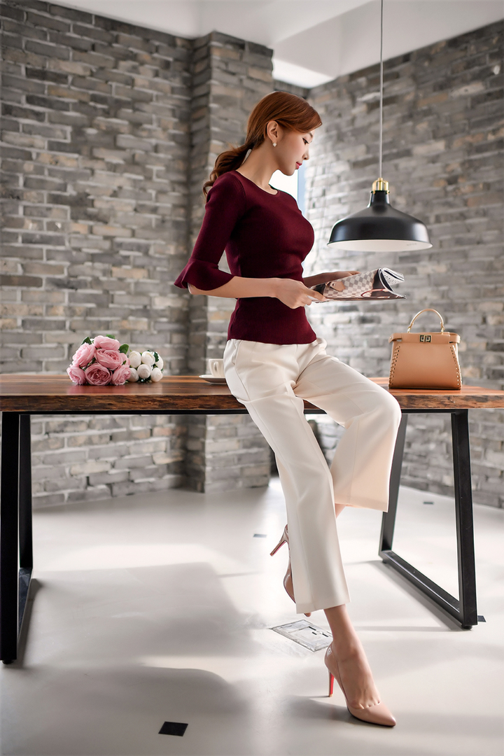 坐在桌子上的韩国女神朴秀妍图片