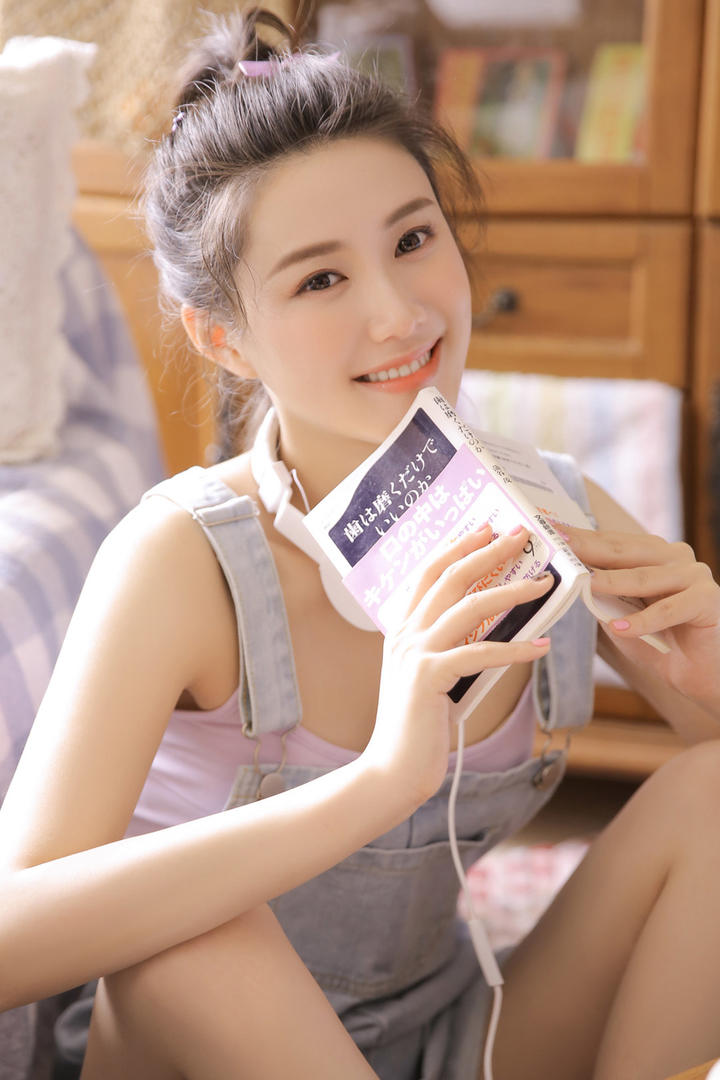 看书的极品清纯气质美女
