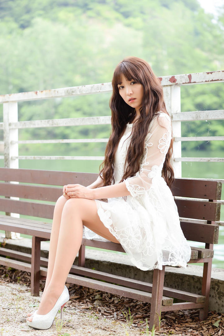坐在长椅上的韩国美女明星李恩慧写真