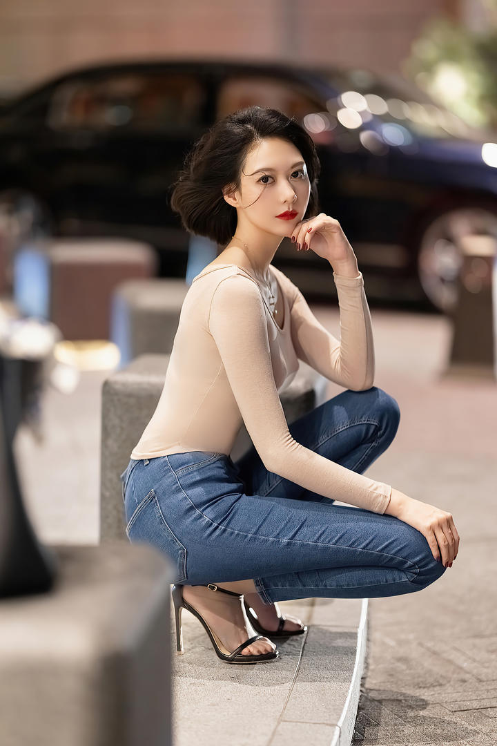 蹲在街边的短发牛仔裤美女艺轩高清写真图片