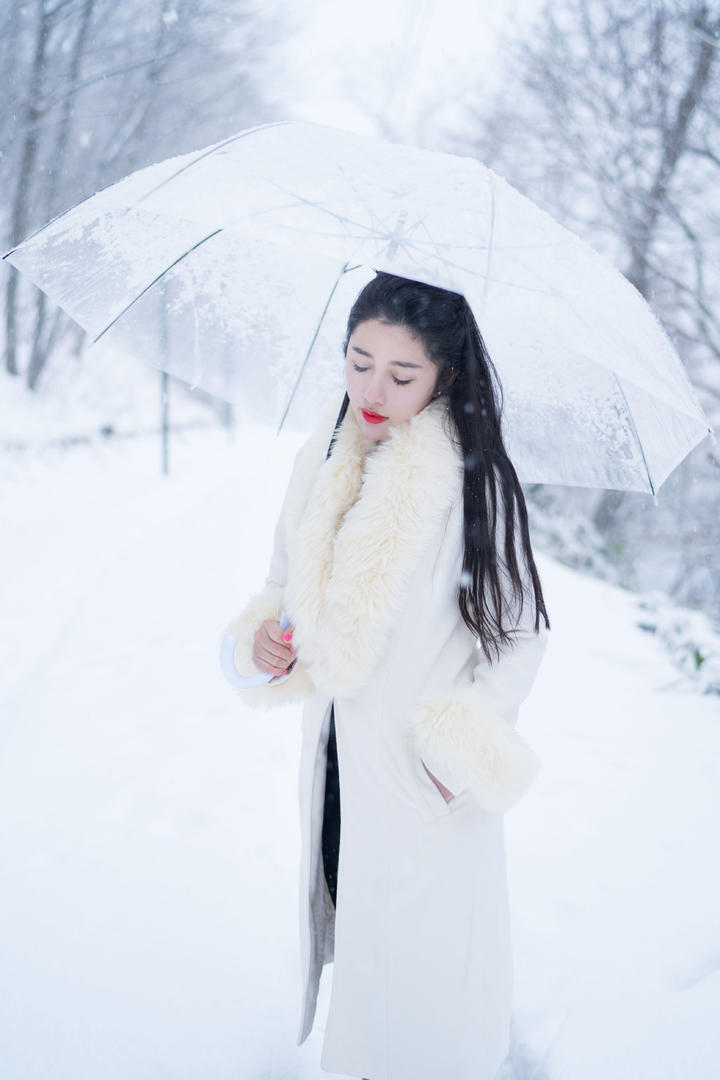 雪中的高清美女艺术写真图片
