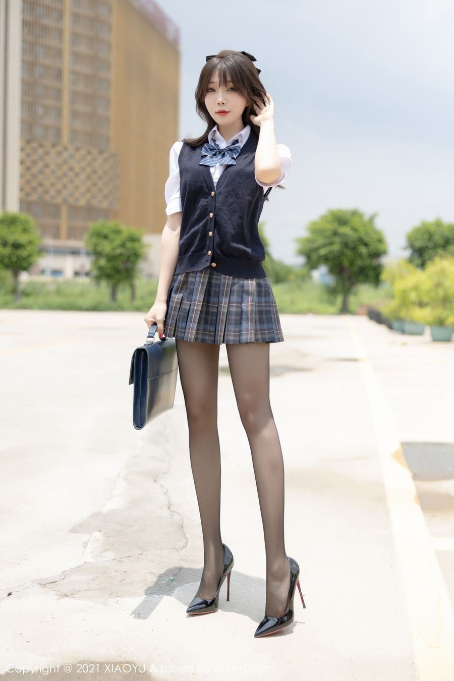 语画界性感女神芝芝Booty黑丝美腿JK制服香车美女系列写真