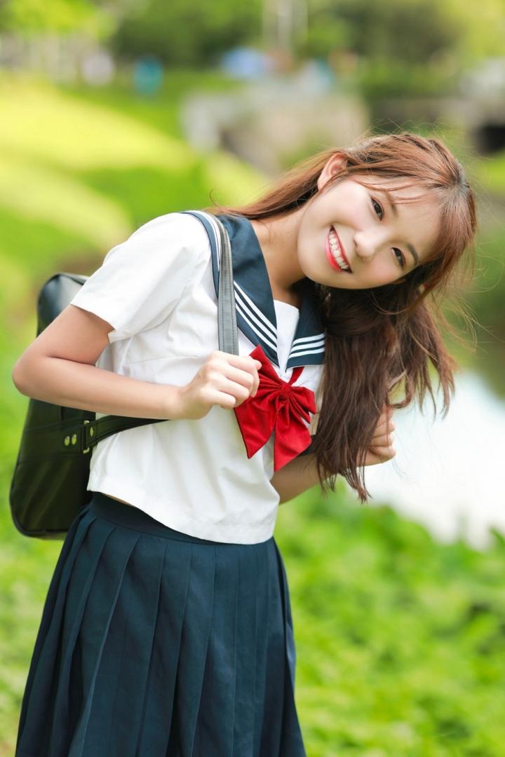 笑容灿烂的甜美制服美女清纯美女学生户外写真图片