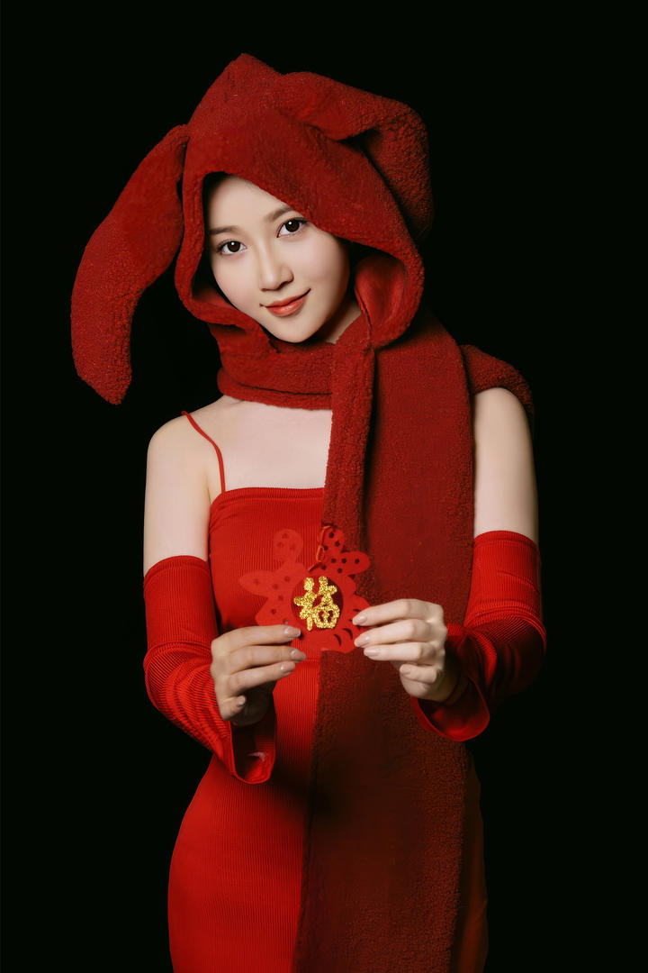 手拿福字的喜庆红装美女人像艺术摄影图片