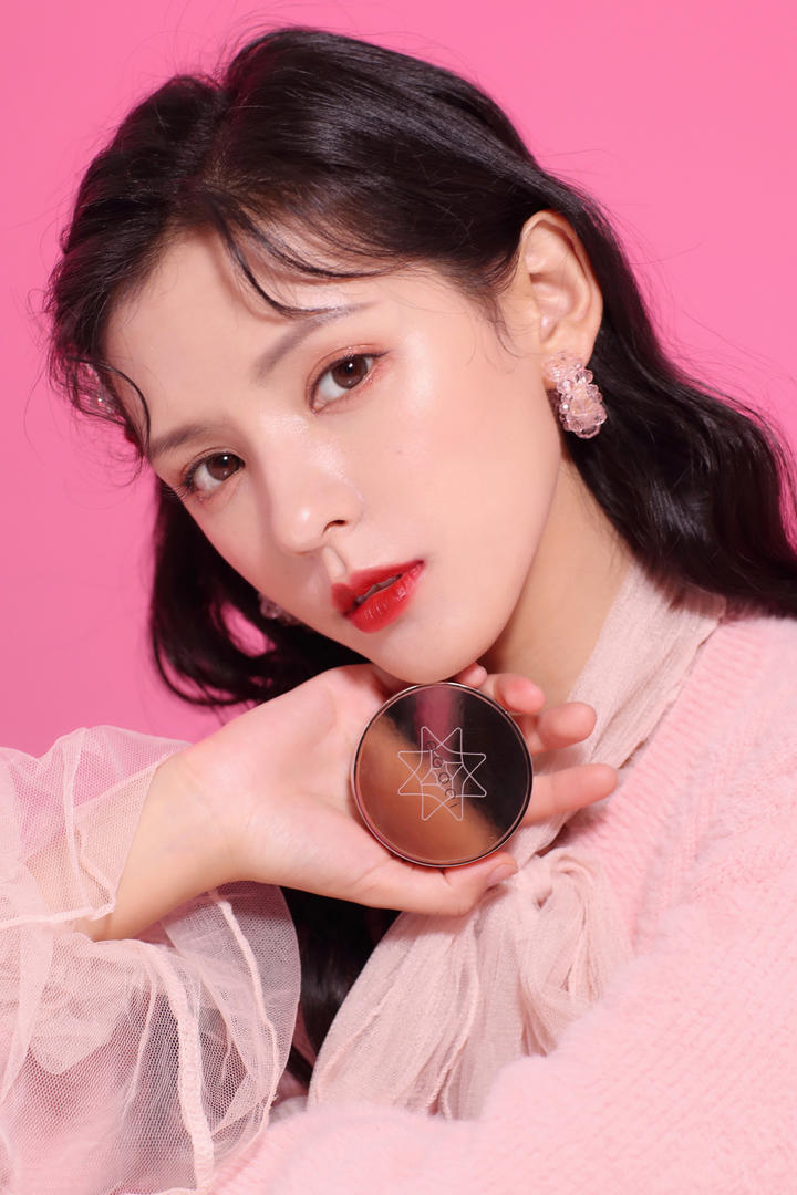 好看的韩国美妆美女主播高清图片