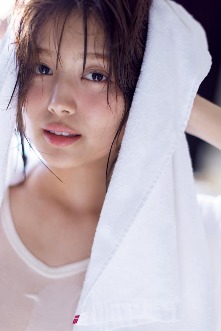 擦拭头发的日本短发美女出浴图片