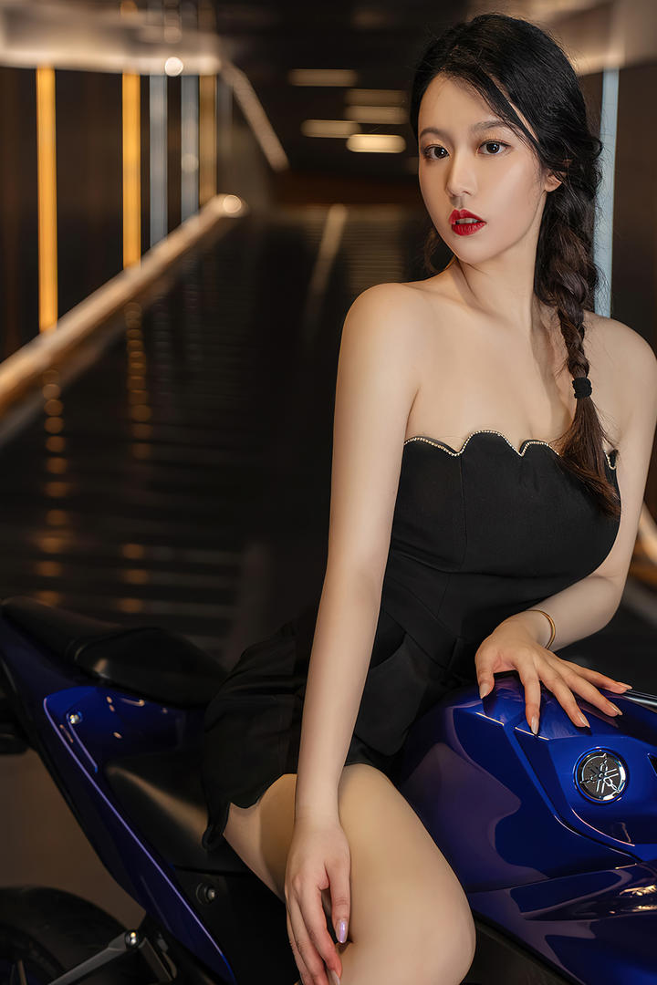 扎着麻花辫的性感美女车模亚洲美女套图下载