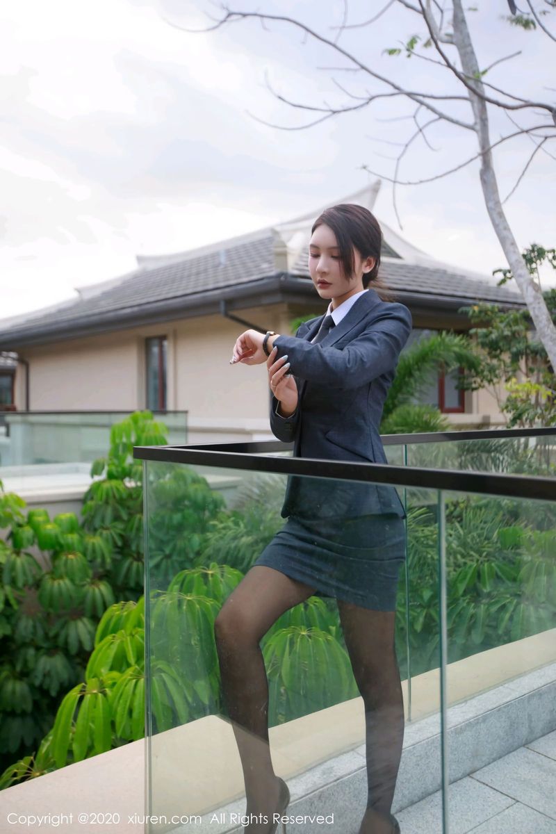 秀人网性感女神Emily顾奈奈酱黑丝美腿职场OL制服心愿旅拍