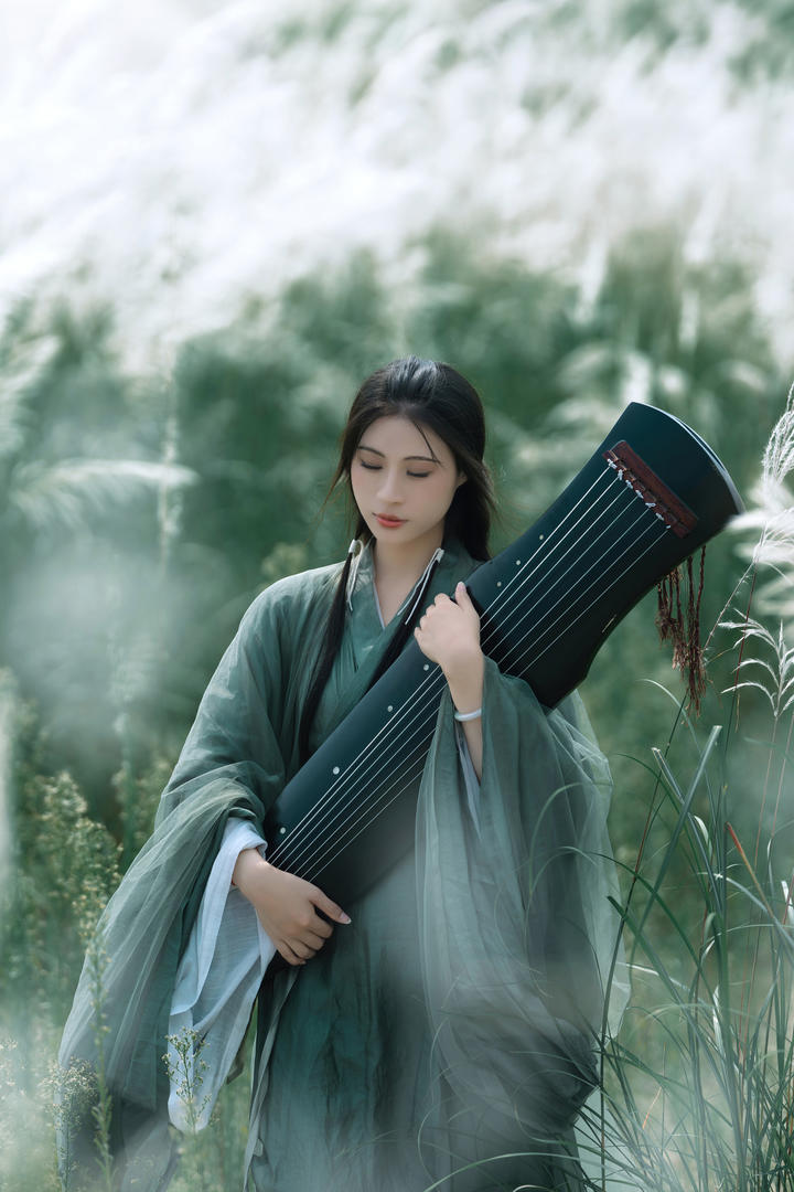 抱着古筝的青色古装汉服美女个人艺术照