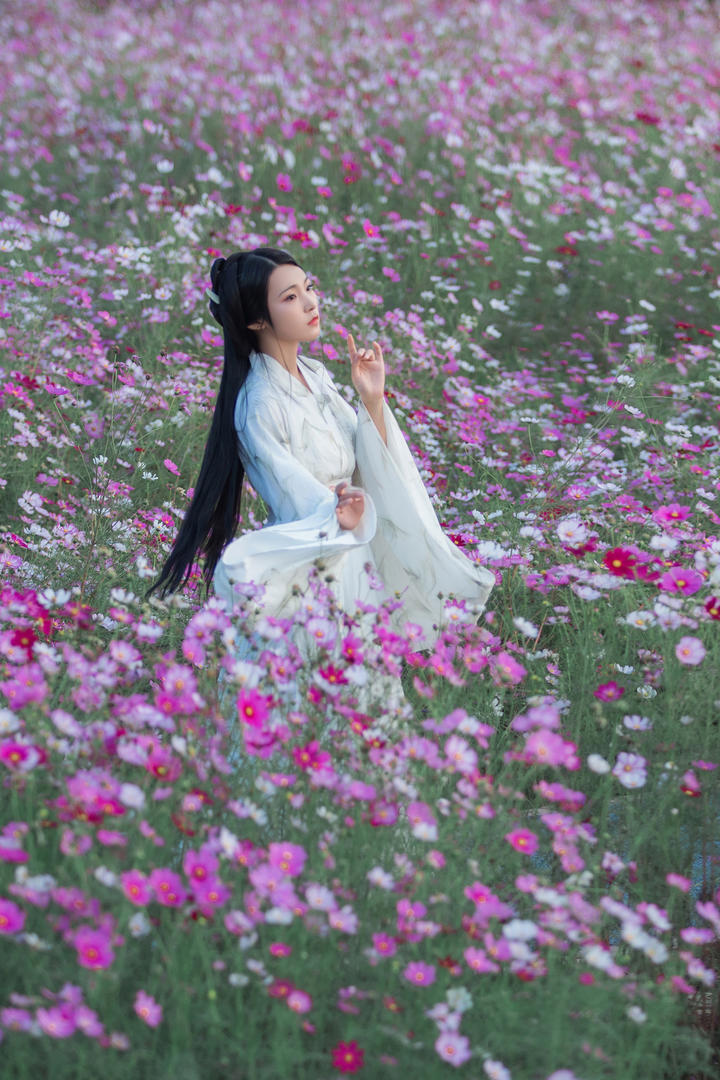 花丛中的古装美女模特人像艺术摄影图片大全