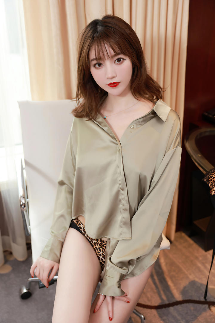 穿着豹纹内裤的性感美女照片优优写真套图
