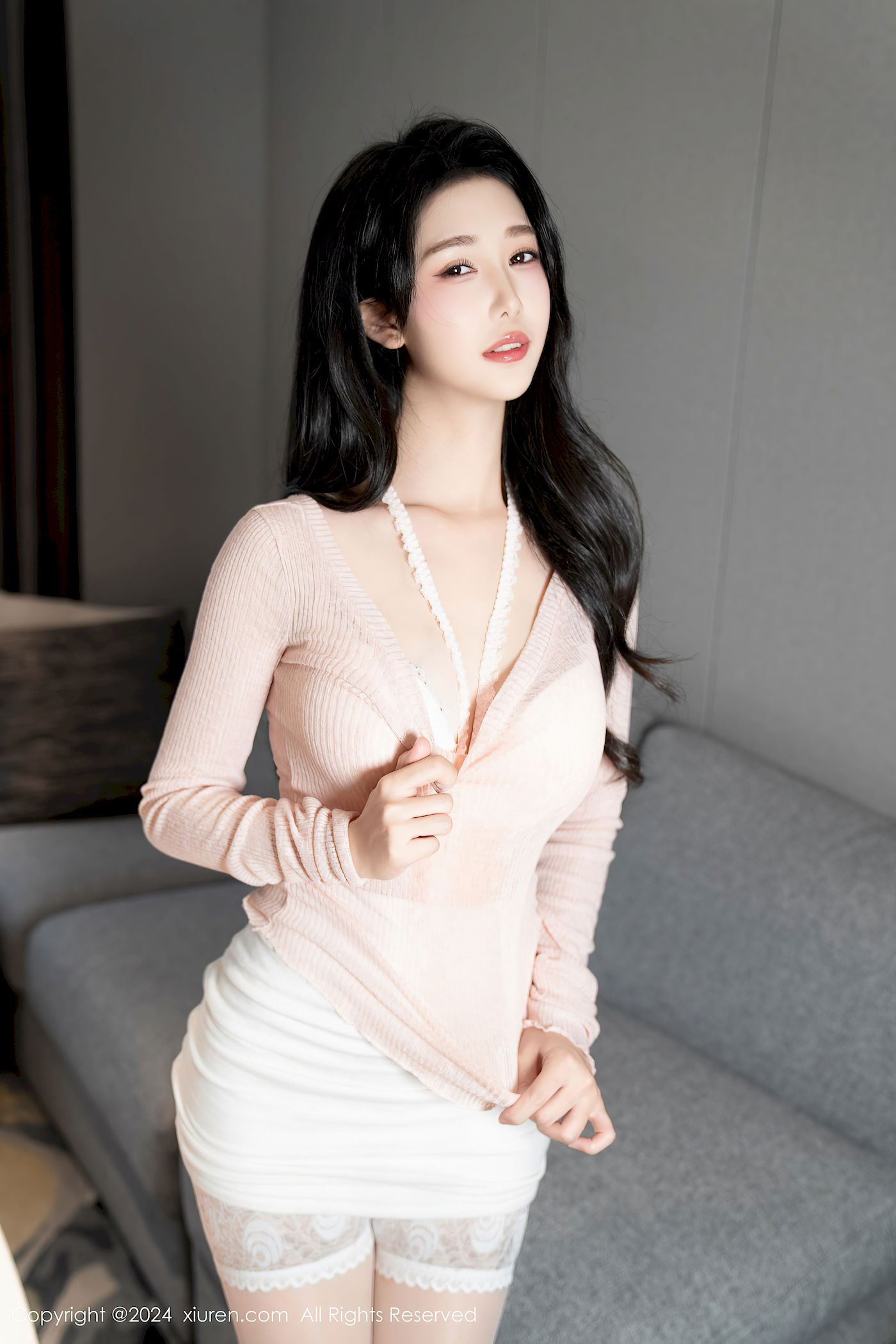 秀人网模特抖娘利世浅粉色上衣搭配白色短裙性感写真