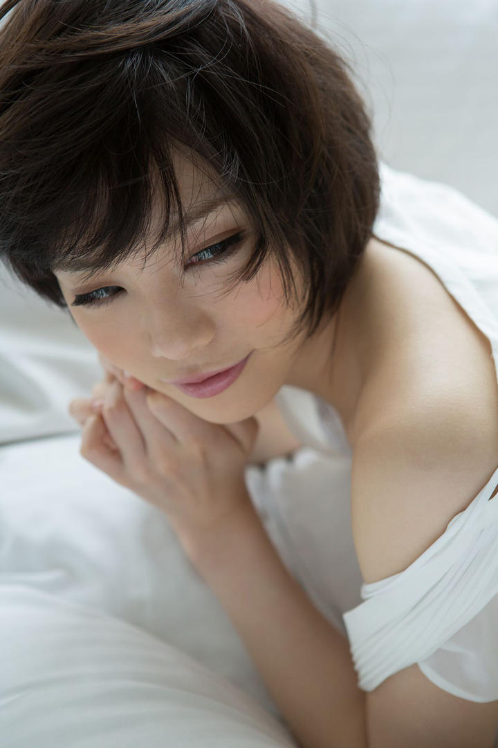 趴在床上的日本美女写真