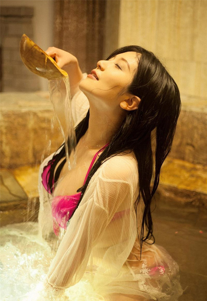 大胸美女泳池湿身诱惑性感写真