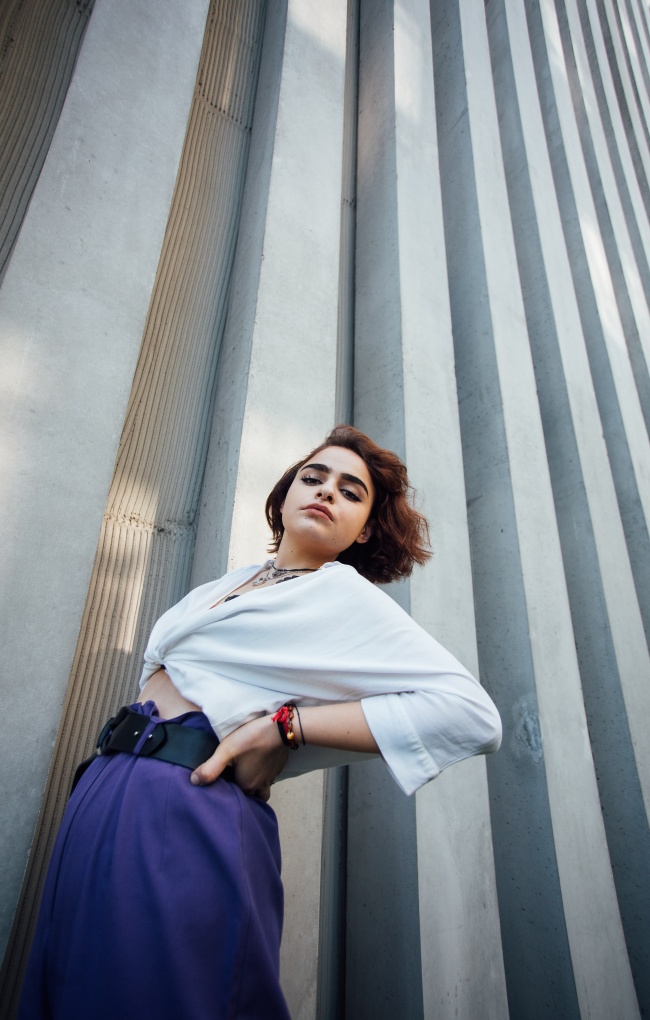 气质短发美女图片