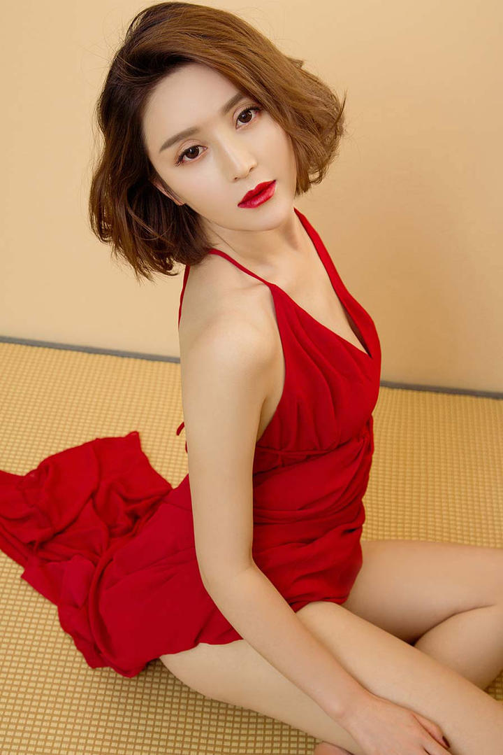 俯拍红裙短发气质美女写真图片
